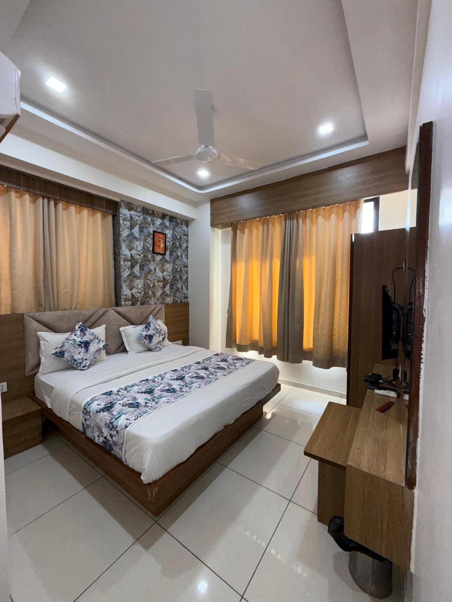 Hotelsuncity Inn วาโดดารา ภายนอก รูปภาพ